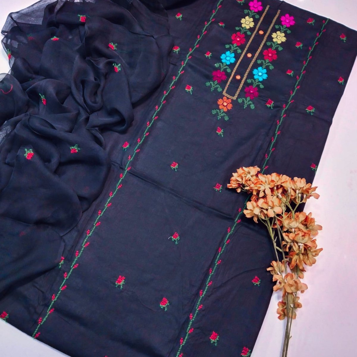 BeeaMeea's tweet photo. BEAUTIFUL HAND WORK EMBROIDERY UNSTITCHED DRESS WITH EMBROIDED CROSS WORK NECK
Online Sale: https://t.co/ZOcFQAxxDO
#apparels #handwork #EmbroideryArt #unstitched #dresses #embroided #todaysoutfit #tuesday #likeme #followformore #ShareThis https://t.co/quXybilvbM
