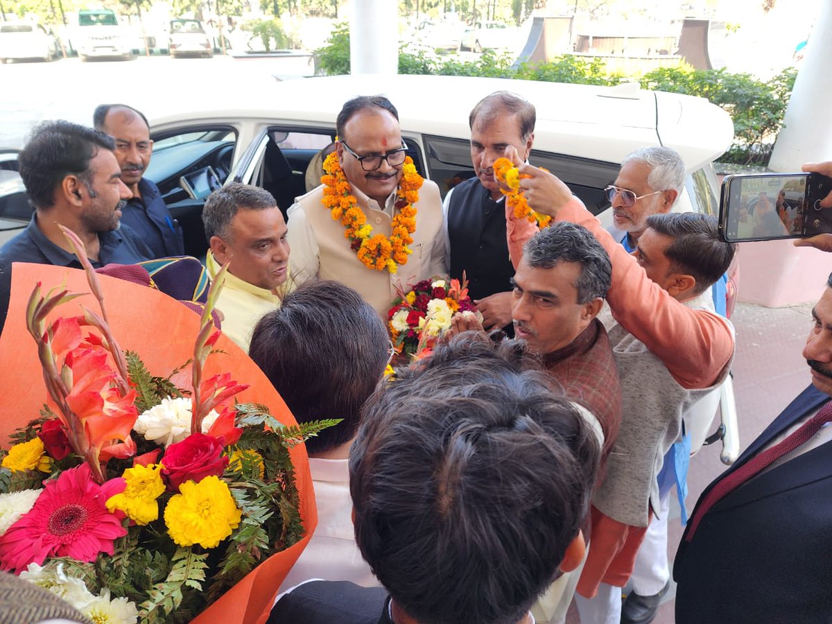 brajeshpathakup's tweet photo. आज हरियाणा प्रवास के दौरान रोहतक अगमन पर सर्किट हाउस में भाजपा जिलाध्यक्ष, रोहतक श्री रणदीप ढाका जी एवं कार्यकर्ताओं द्वारा भव्य स्वागत एवं अभिनंदन किया गया। आप सभी द्वारा मिले इस अपार स्नेह व अपनत्व के लिए हृदय से आभार व्यक्त करता हूँ।
@PMOIndia 
@BJP4India 
@BJP4Haryana
@BJP4UP https://t.co/kCt8jN5tzK
