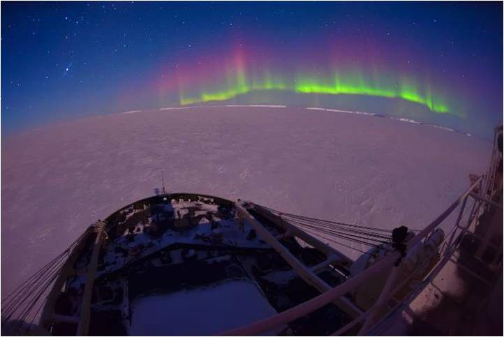 砕氷艦「 #しらせ 」から見えた満天の星空に浮かぶ #オーロラ 