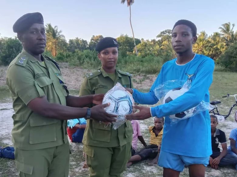 tanpol's tweet photo. VIJANA WATAKIWA KUSHIKAMANA NA KUWASIMAMIA VIJANA WENZAO KIMAADILI
Zanzibar, vijana kisiwani Pemba wametakiwa kuendelea kushikamana na kuwasimamia vijana wenzao wakue katika maadili ili kujenga jamii bora yenye kutokufumbia macho baadhi ya watu wanaojihusisha na vitendo vya https://t.co/zsWtew9blU