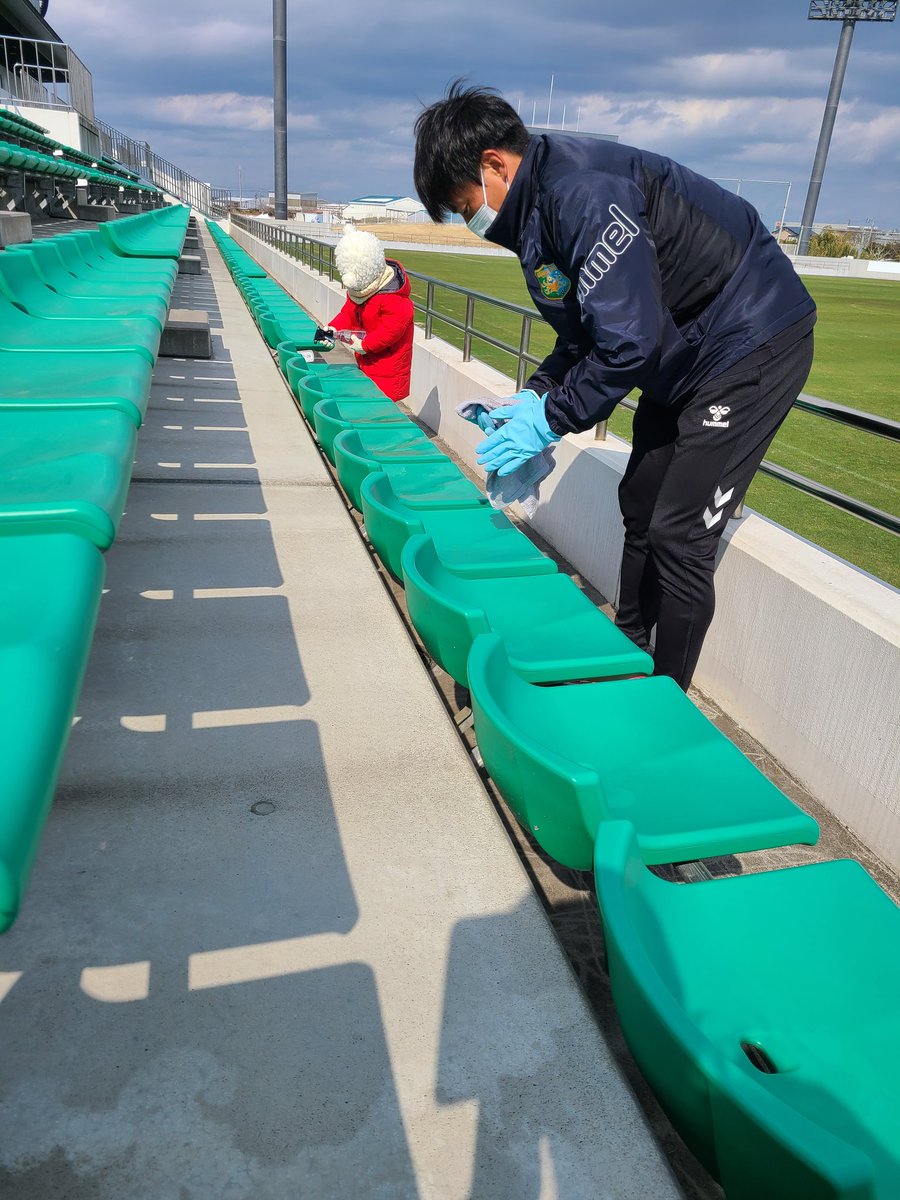 yamada24naoyuki's tweet photo. スタジアムの除雪作業をしてくださった皆さんのお陰で、僕たち���明日、試合に挑むことができます。

感謝の気持ちを忘れず、全員で戦います！応援よろしくお願いします！

改めて、サッカーと、サッカーに関わるすべての人の思いを守ってくださり、本当にありがとうございました！

#感謝 https://t.co/b2T2JeG675