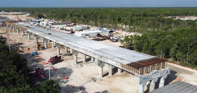 AXL_BELFORT's tweet photo. Las grandes estructuras, cuando están mal hechas, no suelen fallar inmediatamente, porque los cálculos estructurales que se hacen (aún cuando se hacen mal o a la carrera) en México, tienen un factor de seguridad muy muy alto, además de que los materiales utilizados como el concreto y el acero son muy nobles.

En el caso del TREN MAYA, he notado que, además de la mala calidad del balasto (que es uno de los materiales no estructurales pero sí operativos más fáciles de suplantar, aunque no por ello barato), está sobre todo el factor ESTRUCTURAL. En muchos puntos de la super estructura de las vías del TREN MAYA, el acero de refuerzo que se ahoga dentro de pilas, cabezales y trabes, ha quedado expuesto a la intemperie, por lo que, sumado a la alta salinidad del ambiente en Quintana Roo y Yucatán, y a su pésima mano de obra, su desgaste, corrosión, desprendimiento y craquelado del concreto circundante se verá rápidamente degradado, perdiendo capacidad estable y de carga.

De utilizarse con regularidad este tren, y en caso de no haber reparaciones y estudios a profundidad de las fallas y desperfectos, tanto en la ejecución del proyecto, como en diseño y cálculo estructural, las primeras fallas catastróficas se podrían presentar a partir de los últimos dos meses del próximo sexenio (talvez con @XochitlGalvez), y a más tardar hasta los dos últimos meses del gobierno posterior al de Gálvez.

EL TREN MAYA NO ES UN PROYECTO CERTIFICADO NI CUENTA CON GARANTÍAS DE CALIDAD NI SEGURIDAD, y toda su información técnica estará oculta durante por lo menos 5 años, por lo que suplico hacer el menor uso posible de él y evitar más catástrofes como lo ocurrido en la #LINEA12, construida por el mismo grupo político, con las mismas prisas, la misma corrupción pero, además, con constructores mucho peores, como lo es el ejército.

Les ruego no se expongan ni expongan a los suyos. Porque entre más tiempo pase, más riesgo habrá de fallas fatales.