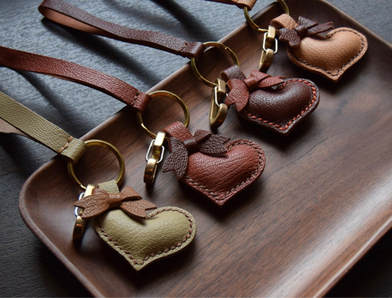 SelectizaCo's tweet photo. Are you looking for a thoughtful gift? Our heart leather key fob charms add a touch of personality to any set of keys. https://t.co/GQUwXp0ruC