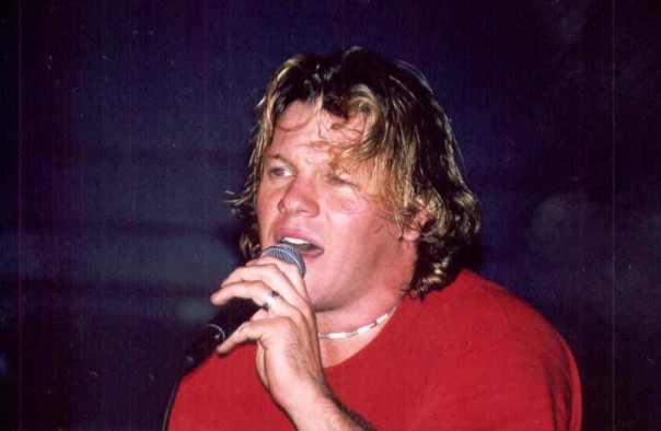 GriffinWingProd's tweet photo. Found these gems on an old hard drive of @IAmJericho performing with @FOZZYROCK at Amos' Southend Dec. 2004. https://t.co/kTynqi5JMk