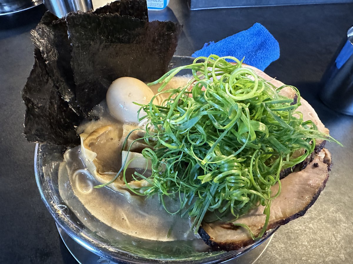 陸王さんもあの箸になったのかー。
最近のRAMEN HITONI YASASHIKU みたいに割り箸が選べるようになってるといいんだけど…

#秋田 #秋田市 #ラーメン #陸王 #RAMENHITONIYASASHIKU