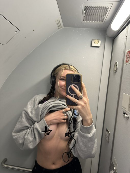 I can&rsquo;t stop masturbating on airplanes&hellip; 😭 who wants to see 💖 https://t.co/41GRUnLFeX
