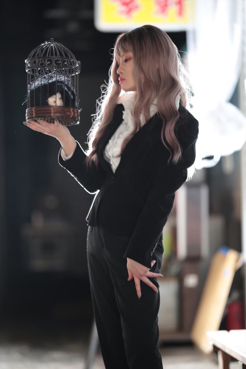 【お題】手持ちポーズ上半身を描いてみよう

 #彪資料写真集 #トレス素材 #模写 #Ayasposes #artreference #Posereference #お題 #小説 #レイヤーさんがイラスト化してもいい画像くれる

 ※模写、アイデア出し、小説お題等ご利用OK。
アカウント、 タグ付け嬉しいです。（詳細固定ツイ）