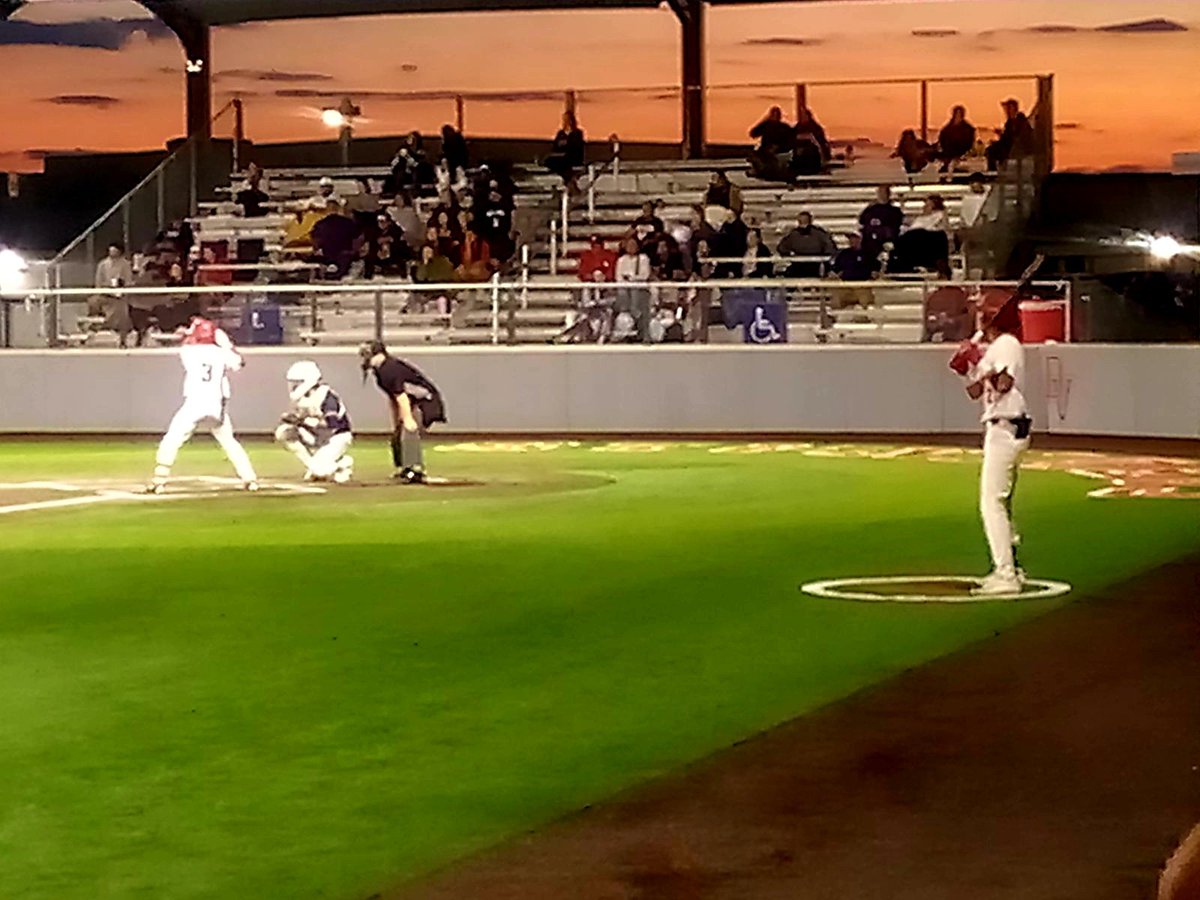 CoachPatmon's tweet image. It was a beautiful night in DV  catching some @DvCardsBaseball  @dvdiamond_club

Fun finish! DV 1 Akins 0... in extra innings
