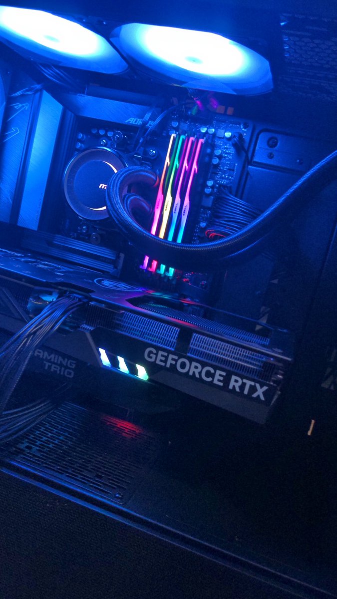 ZanRust's tweet image. New PC is finally built!! Bro the 7800x3d is insane 🤩 never thought I'd see this many fps in Rust.