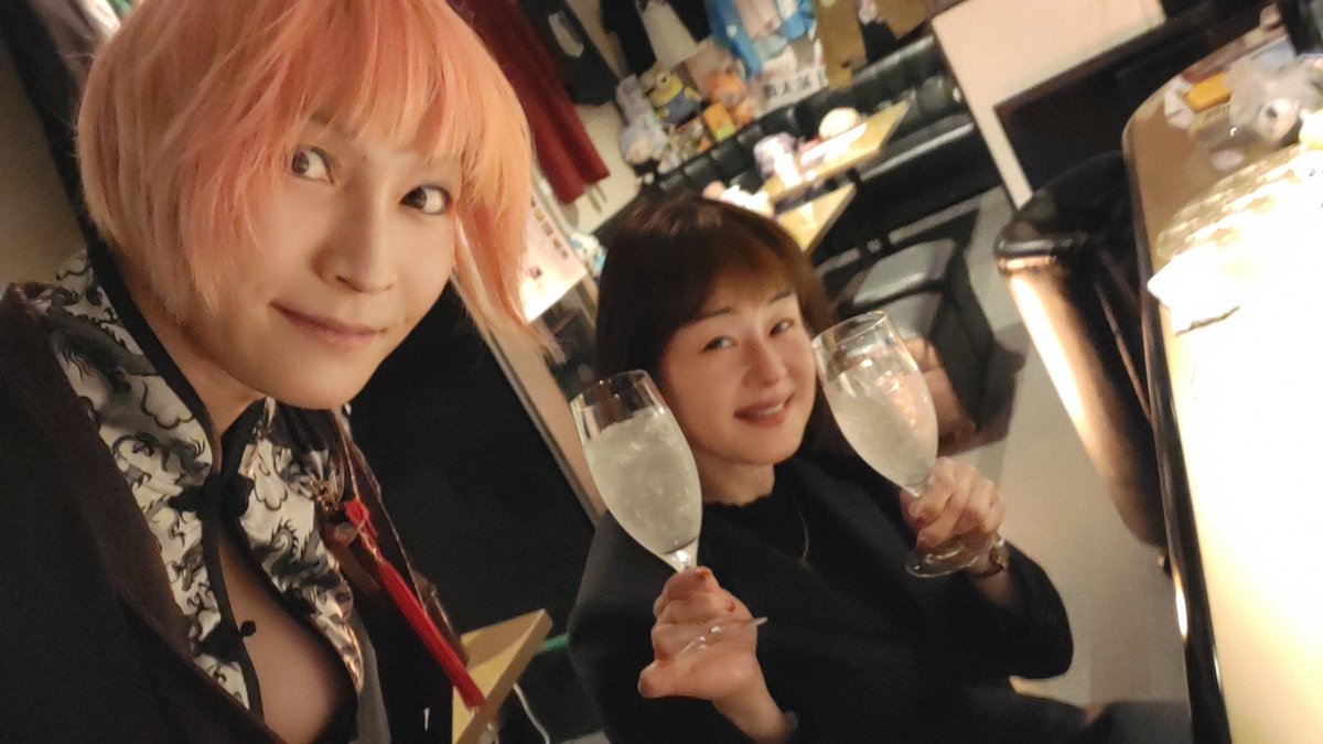 mutsukimomomo's tweet photo. #LC2号館 7階 #Rinju さんの静香ママのBIRTHDAYでわがまま言ってシェイカー振っていただいたりフルーツワイン飲ませていただいたり
その後はサクウラヤでジンパ！
#Circlebase さんのシャイなマスターもご参加ありがとうございます！！(・∀・)
#旭川Twitter会 #ニューハーフ https://t.co/earrTGuX8n