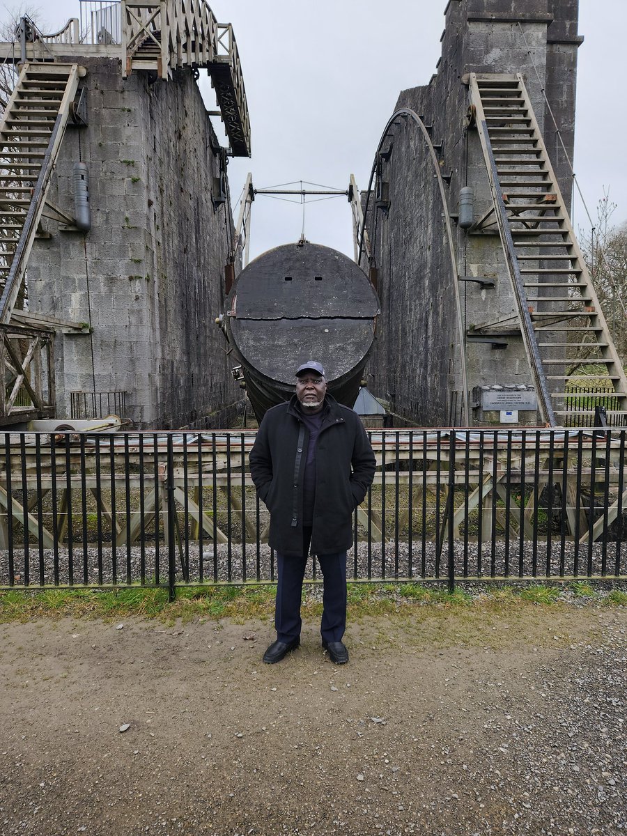 Derrière moi l'image du Grand Telescope.