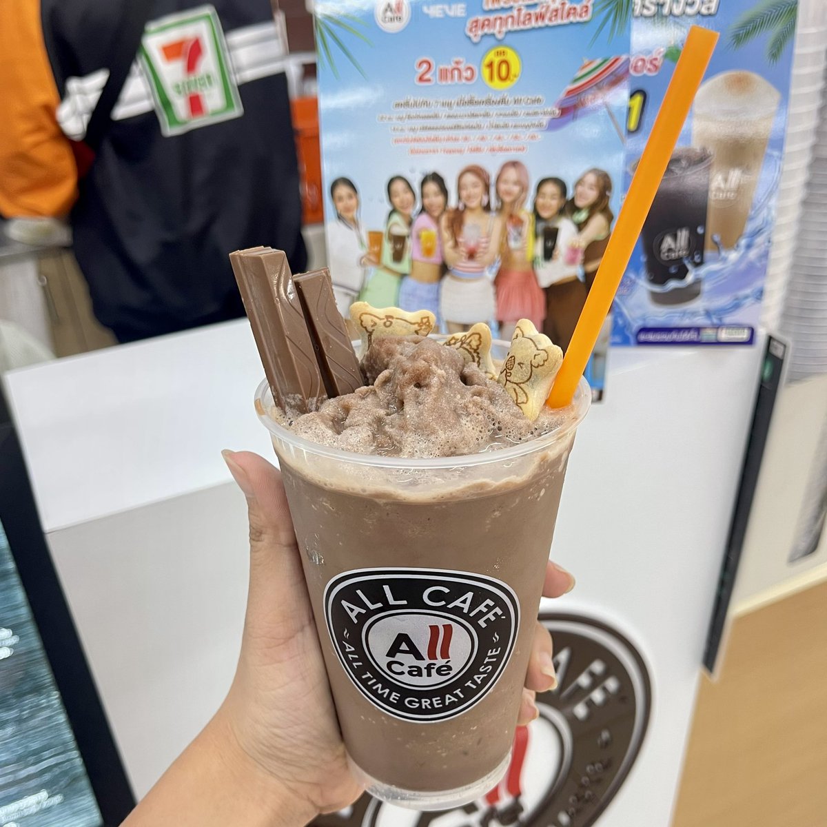เมนูนี้อร่อยมากกกก ช็อกโกแลตปั่น🍫+ท็อปปิ้งโคอะล่า มาร์ช กับ quanta break กินเเล้วเข้ากันสุดๆ #Allcafex4eve #Allcafe #รีวิวเซเว่น
