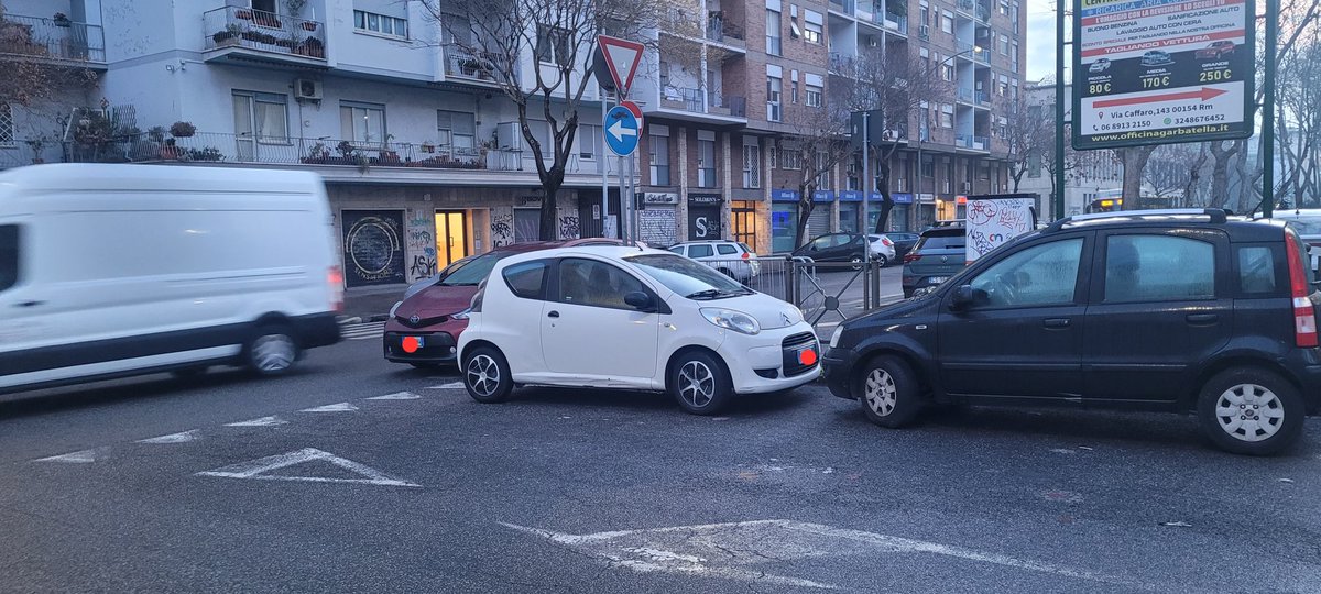 Solo per ricordarvi che a Roma si può guidare contromano e parcheggiare entro 5 mt. dagli incroci anche DAVANTI ai comandi dei vigili. Infrazioni pericolose e spesso mortali, ma per @gualtierieurope e la sua amministrazione la sicurezza stradale è una priorità solo a parole.