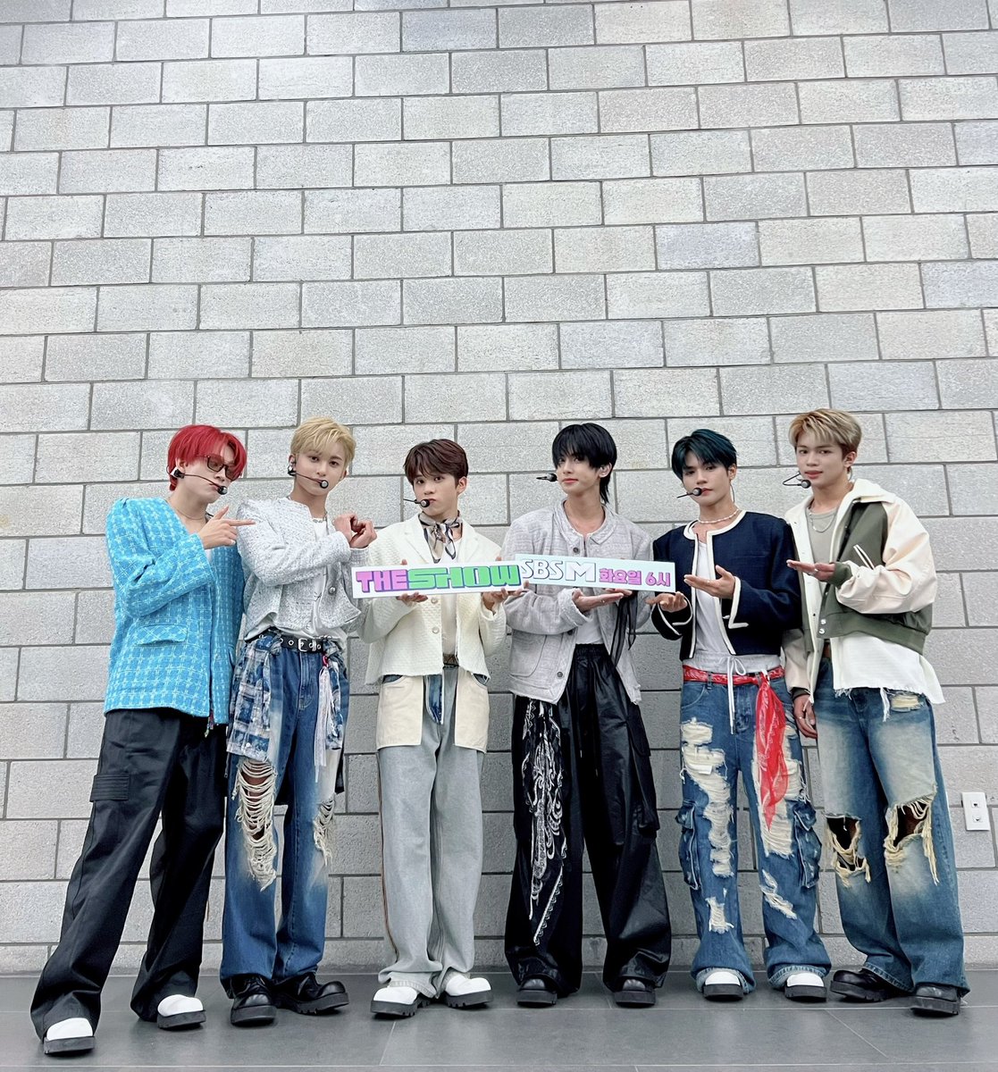 theshow_offcl's tweet photo. 다들 오늘의 운세🍀 보셨나요?
#더쇼 는 오늘 쏘 #LUCKY 라고 하더라고요⁉️
아무리 생각해도••• 왜지‼️‼️ 왜지‼️‼️ 했는데
호락호락 하지 않은 호라이즌의 등장•••
그냥 끝나버렸어요 
오늘 🍀운수대통🍀 가보자고
🔥┌( ＾ω＾)┘♫└(＾ω＾ )┐♫🔥
#HORI7ON @HORI7ONofficial https://t.co/vJFY6Jx1Md