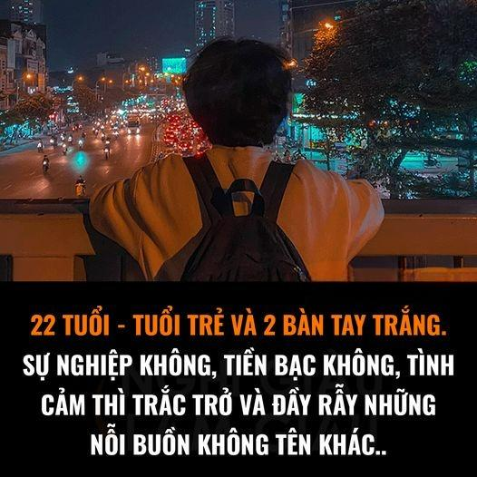 dajorge_1's tweet photo. 22 tuổi, tuổi trẻ và hai bàn tay trắng...
Trưởng thành đúng là một quá trình đầy sự vất vả, nước mắt và nỗ lực. Đã cố gắng rất nhiều nhưng cũng thất bại rất nhiều.
Trong cái khoảng thời gian này ai rồi cũng phải trải qua cảm giác không có tiền, thất tình và chán nản.
Lớn lên rồi mới hiểu tiền quan trọng thế nào. Suy cho cùng nó không phải là tất cả, nhưng không có tiền chắc chắn không có gì. Có những ngày hết tiền chẳng dám đi đâu, ra đường mua gì cũng đắn đo, nâng lên đặt xuống, phải xem cái giá trước đã. Lâu lâu vung tay quá trán hoặc sang chảnh một bữa thì cuối tháng chỉ cơm cháo qua ngày.
Chuyện tình cảm cũng chả đâu vào đâu khi mà tiền nhà, tiền ăn còn chưa lo nổi thì thời gian đâu mà nghĩ đến chuyện yêu đương. Rồi một là bỏ lỡ, hai là dang dở. Mình chưa có tương lai, lấy gì hứa hẹn với người ta. Chuyện tình cảm chẳng êm ấm gì, có tuổi rồi lại ngại bắt đầu, ngại làm quen.
Tuổi trẻ là vậy, chưa có gì trong tay, sự nghiệp không, tiền bạc không, tình cảm trắc trở và đầy rẫy những nỗi buồn không tên khác. Nhiều đêm thức khuya chỉ trực khóc mà không lên tiếng, vì đôi vai đã quá mệt mỏi, vì cô đơn, vì nhớ nhà, vì ấm ức nhiều điều lắm.
May mắn là tuổi trẻ của tôi và bạn, hay bất kỳ ai đều sẽ có lúc như vậy, khó khắn và khốn khổ lắm. Nhưng rồi chúng ta sẽ ổn thôi như cách những người đi trước rồi già đi.
Còn trẻ đừng ngại vất vả và cố gắng, quả ngọt phải là quả chín, chọn an nhàn ở cái tuổi còn chịu đựng được nhiều nữa, sau này không thể mong an yên.
--------------------------