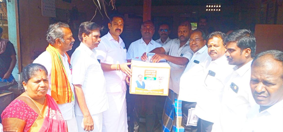 VVSenthilnathan's tweet photo. வளர்ச்சியடைந்த பாரதம் எனும் உன்னத நோக்கை அடைய மாண்புமிகு பாரதப் பிரதமர், உயர்திரு. நரேந்திர மோடி ஜி அவர்களுக்கு பொதுமக்கள் தங்களது ஆலோசனைகளை வழங்கும் நிகழ்ச்சி கரூர் மாவட்டம் முழுவதும் அனைத்து பகுதிகளிலும் நடைபெற்று வருகிறது.

அதில் , மத்திய மாநகர தலைவர் கார்த்திகேயன் அவர்கள் தலைமையில்,  உழவர் சந்தை அருகிலும், கரூர் தெற்கு மாநகர தலைவர் திரு. ரவி அவர்கள் தலைமையில், ராயனூரிலும் பொதுமக்களிடம் ஆலோசனை மனுக்களை பெற்றேன்.
இந்நிகழ்ச்சியில் மாநில, மாவட்ட, ஒன்றிய, நகர நிர்வாகிகள் அனைவரும் கலந்து கொண்டனர்.

@annamalai_k @KesavaVinayakan @KPRamalingamMP