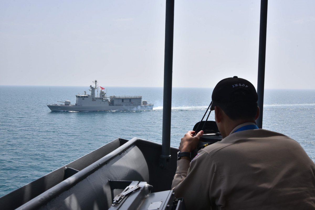 jmsdf_pao_eng's tweet photo. JS SAZANAMI conducted its first-ever goodwill ex with the Royal Bahrain Naval Force. Through this ex, we were able to promote mutual understanding and friendship between #JMSDF🇯🇵 and #RBNF🇧🇭, contributing to elevating the bilateral relationship to the next level.
#FSGHALMUHARRAQ https://t.co/OZNmIXW9fC