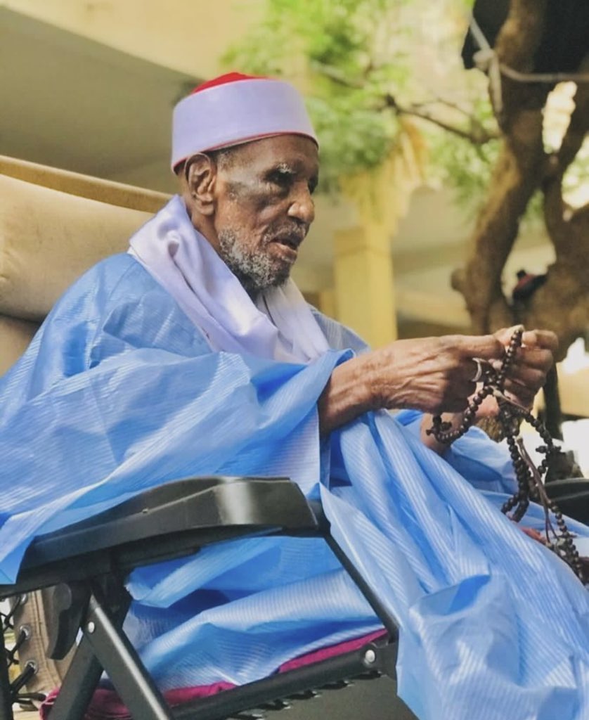 Cheikh Abdalahi Dia❤️1929-2024. Tu es un pilier des piliers de la Fayda, Toi la noble flamme d'espoir, l'océan de la certitude, Ta lumière se répand comme un flot, Toi le chevalier de l'islam, l'étoile de Boghé, le condensé de toutes les grâces de la connaissance. Baye NIASS❤️