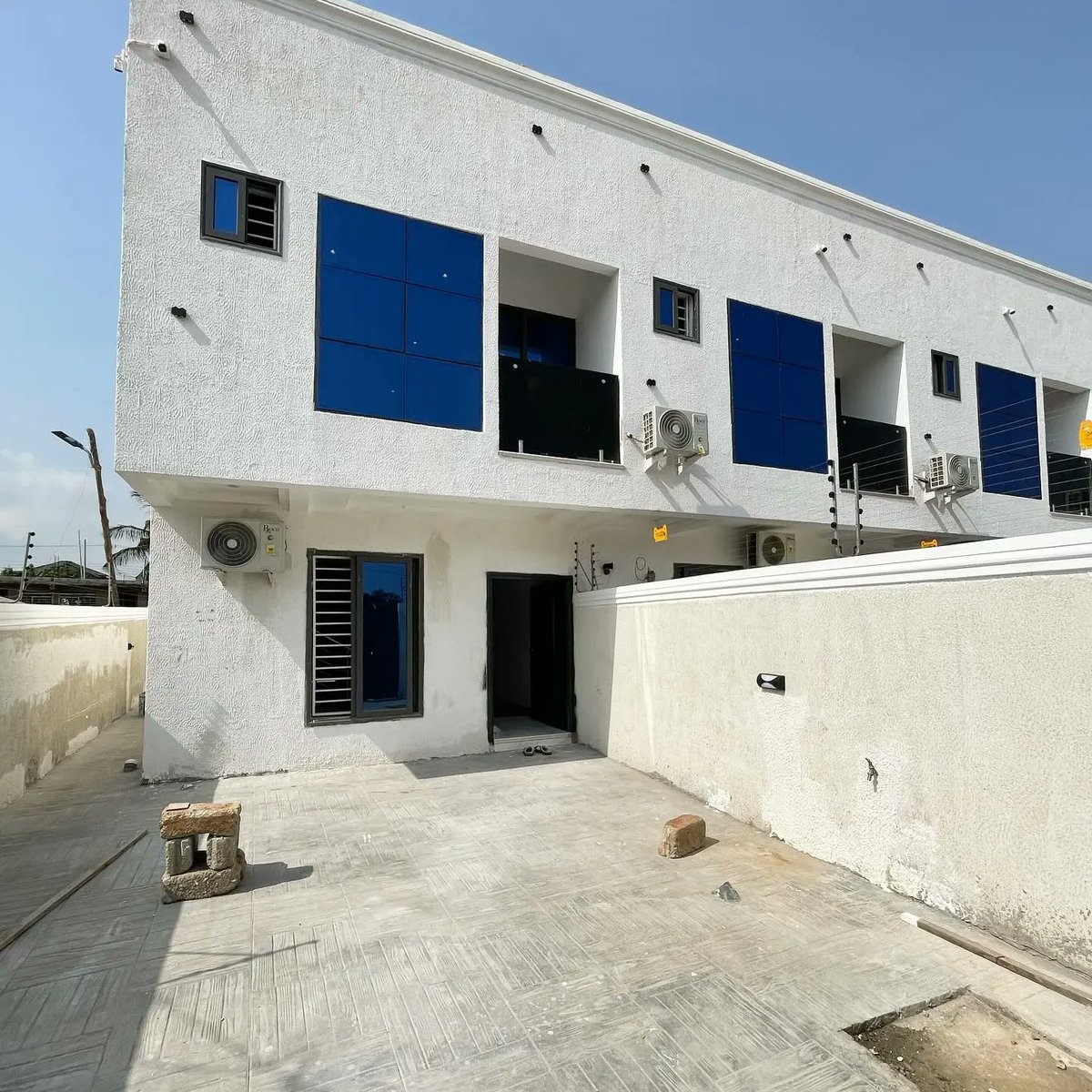 🙏 PLEASE KINDLY RETWEET 🙏
2 bedrooms semi-detached house for sale at Lakeside estate
  3 washrooms
Inbuilt wardrobe
 Fully furnished kitchen
Store room
 Detailed Finishing
$90k...negotiable
Contact 0204346785 for viewing
Follow @Millicangh on Ig for more property Listings