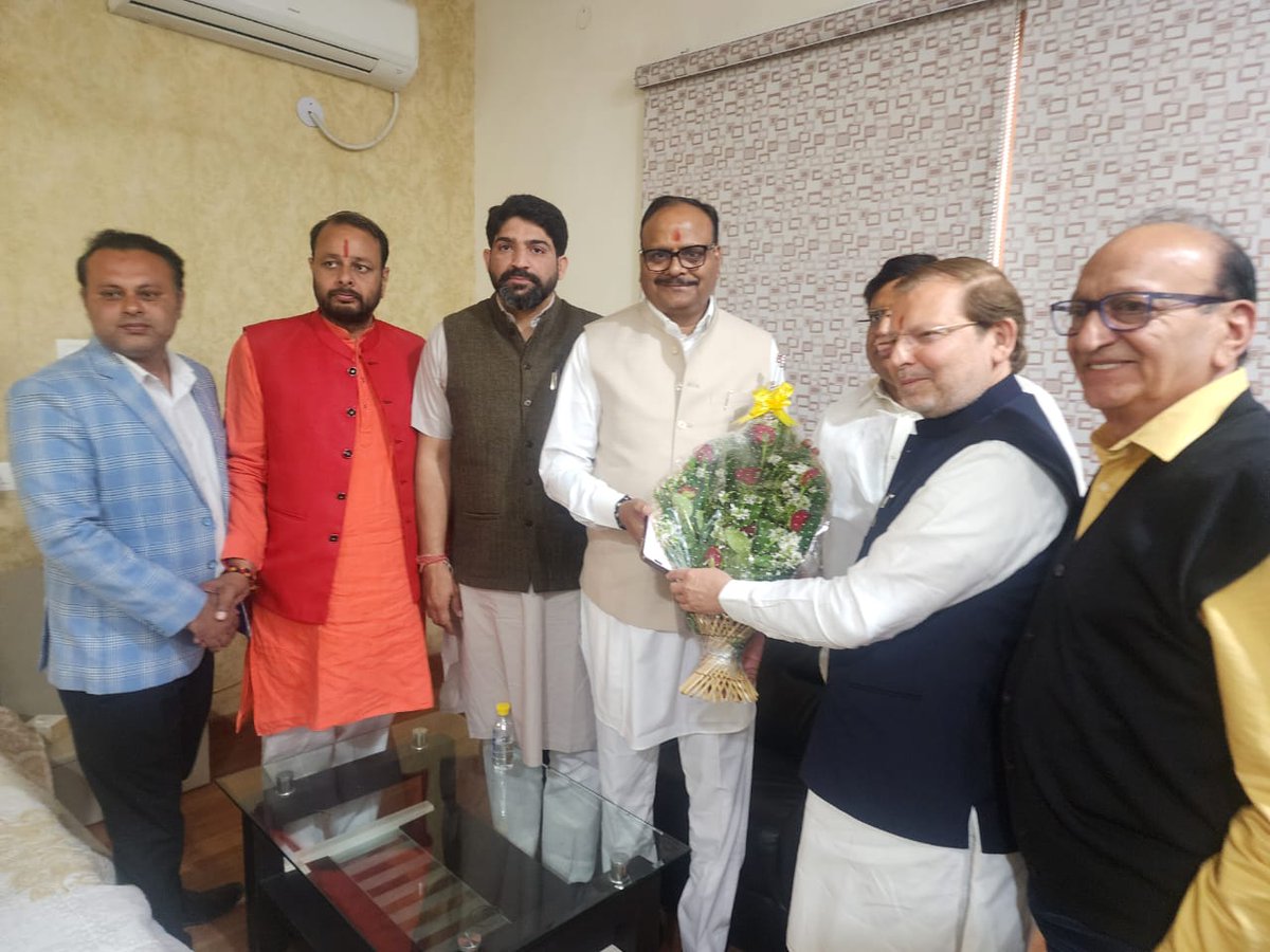 brajeshpathakup's tweet photo. आज हरियाणा प्रवास के दौरान जनपद रोहतक के लोकप्रिय माननीय सांसद श्री अरविंद शर्मा जी एवं कार्यकर्ताओं द्वारा भव्य स्वागत एवं अभिनंदन किया गया। आप सभी द्वारा मिले इस अपार स्नेह व अपनत्व के लिए हृदय से आभार व्यक्त करता हूँ।
@PMOIndia 
@BJP4India 
@BJP4UP 
@BJP4Haryana https://t.co/aB9nc0PXcQ