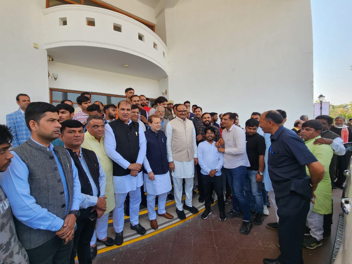 brajeshpathakup's tweet photo. आज हरियाणा प्रवास के दौरान जनपद रोहतक के लोकप्रिय माननीय सांसद श्री अरविंद शर्मा जी एवं कार्यकर्ताओं द्वारा भव्य स्वागत एवं अभिनंदन किया गया। आप सभी द्वारा मिले इस अपार स्नेह व अपनत्व के लिए हृदय से आभार व्यक्त करता हूँ।
@PMOIndia 
@BJP4India 
@BJP4UP 
@BJP4Haryana https://t.co/aB9nc0PXcQ