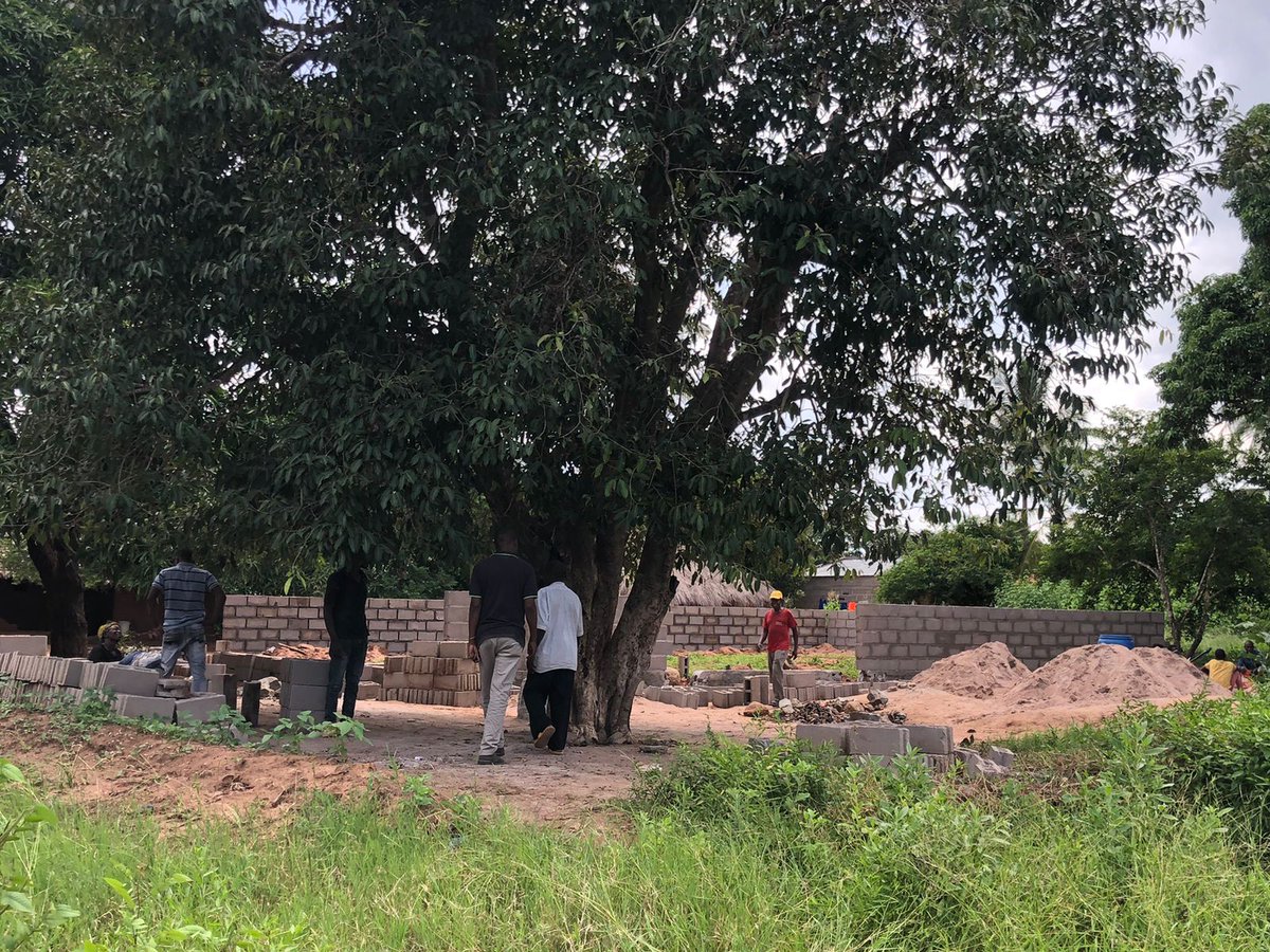 FAOMozambique's tweet photo. FAO, under the PROMOVE Agribiz project, supports farmers in enhancing their marketing capabilities through matching grants. Beneficiaries in Angoche District are investing in a warehouse that aggregates the production of 100 farmers allowing to store and negotiate better prices🌾 https://t.co/HkfQ5DhFcj