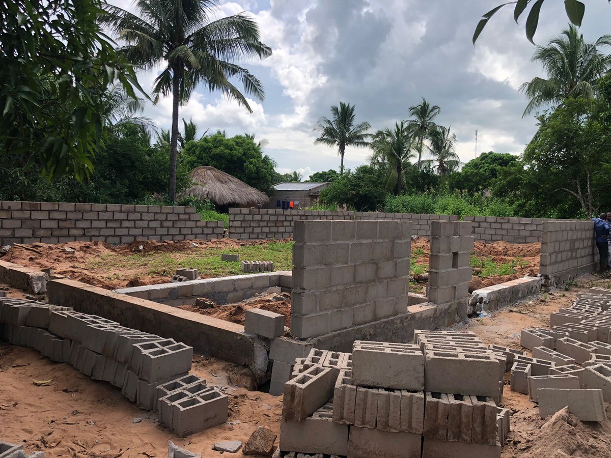 FAOMozambique's tweet photo. FAO, under the PROMOVE Agribiz project, supports farmers in enhancing their marketing capabilities through matching grants. Beneficiaries in Angoche District are investing in a warehouse that aggregates the production of 100 farmers allowing to store and negotiate better prices🌾 https://t.co/HkfQ5DhFcj