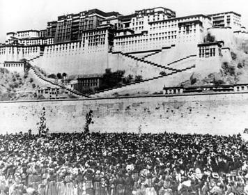 On this day in 1959, outside the majestic #PotalaPalace, thousands of #Tibetan women gathered to voice their dissent against Chinese rule. This historic event marked the beginning of the Tibetan Women's Uprising Day. #TibetanWomenUprisingDay #WomenWithWarriorSpirits