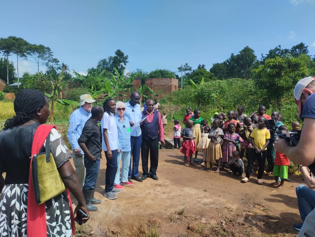 KiapiKFreddie76's tweet photo. When are U in Mbale City would like your team visit the Protected Spring Well donated by #LodoiChairtyFund to the children of #Kadebede -Mbale City through the #Kiapi family & Namunsi Empowerment 4 Dev't Initiative #NEDIMbale @FrancisMaberi @BugisuNGOForum @ubctvuganda @uwasnet https://t.co/v4o2V3YaOP