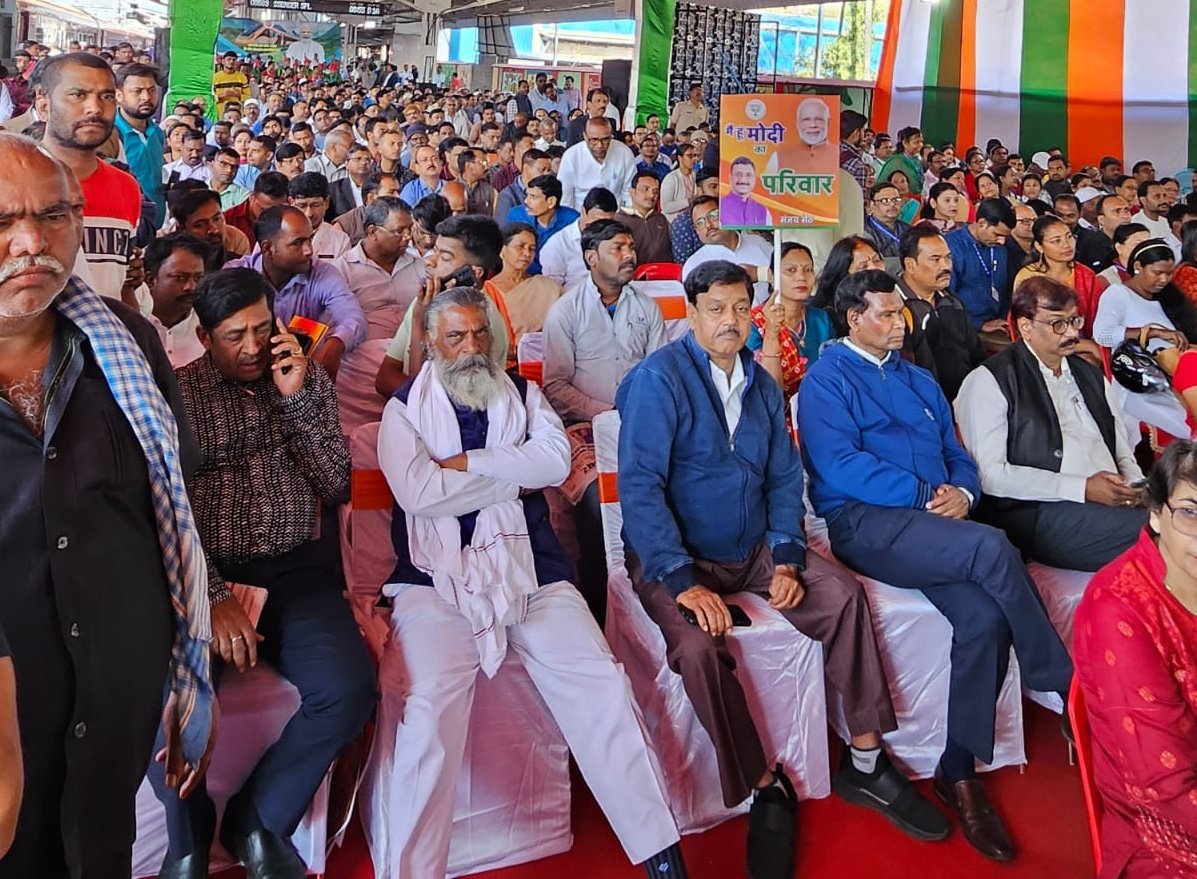SethSanjayMP's tweet photo. झारखण्ड की गौरवगाथा लेकर देश की सांस्कृतिक राजधानी के लिए रवाना हुई #VandeBharatExpress. यह ट्रेन दो गौरवशाली सांस्कृतिक धरोहरों को जोड़ने का काम करेगी। #ModiKiGuarantee पर अब रांची से 3 वंदे भारत एक्सप्रेस चलने लगी। माननीय पीएम श्री @narendramodi जी का आभार। #ModiKaUphaar https://t.co/VlkDXKXh5H