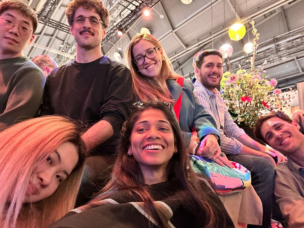 lichtkunstlicht's tweet image. Showcasing the LKL team‘s presence at Light + Building, held at Messe Frankfurt. ✨✨✨

Light + Building 
📸(1) koy+Winkel 

#lb2024  #lb24  #lightandbuilding  #messefrankfurt  #lightbuilding  #light  #lightingdesign  #lighting  #lightingsolutions