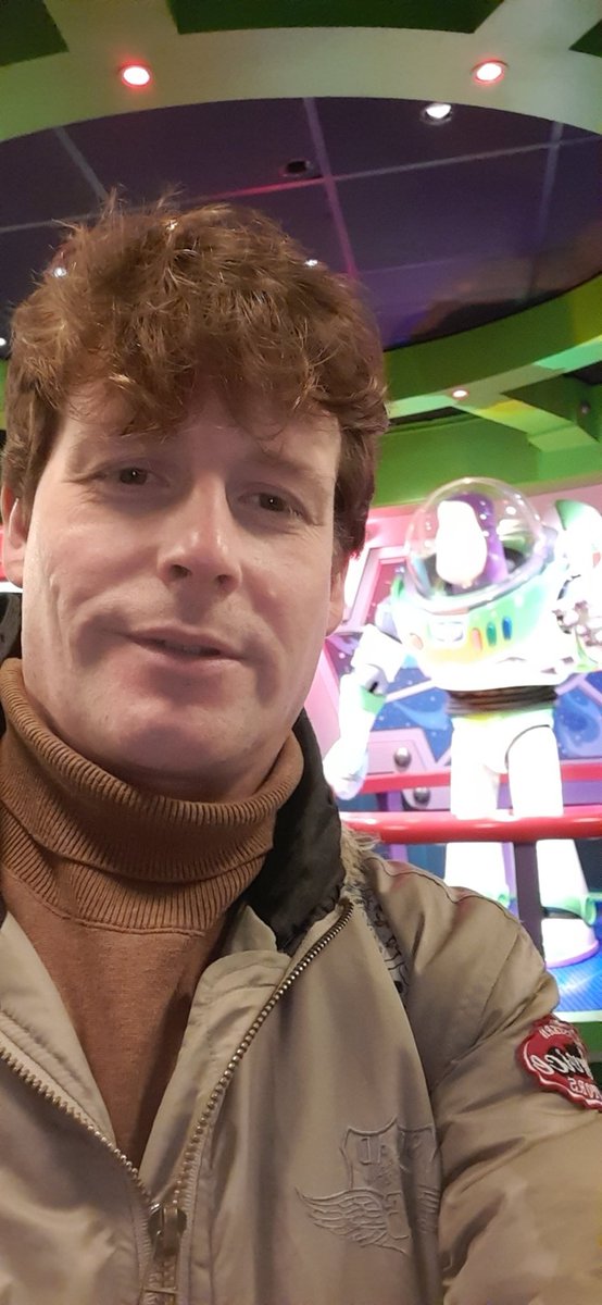 BasvanWoesik76's tweet photo. Een bezoek aan #DisneylandParis is ook een rondje in #BuzzLightyear  leuke attractie om tegen elkaar even een competitie te spelen!!! @Disney @DisneyD23 @WaltDisneyCo @TWDCArchives @DisneyStudios #Disney100 #DisneylandResort https://t.co/BWRNcZRfE9