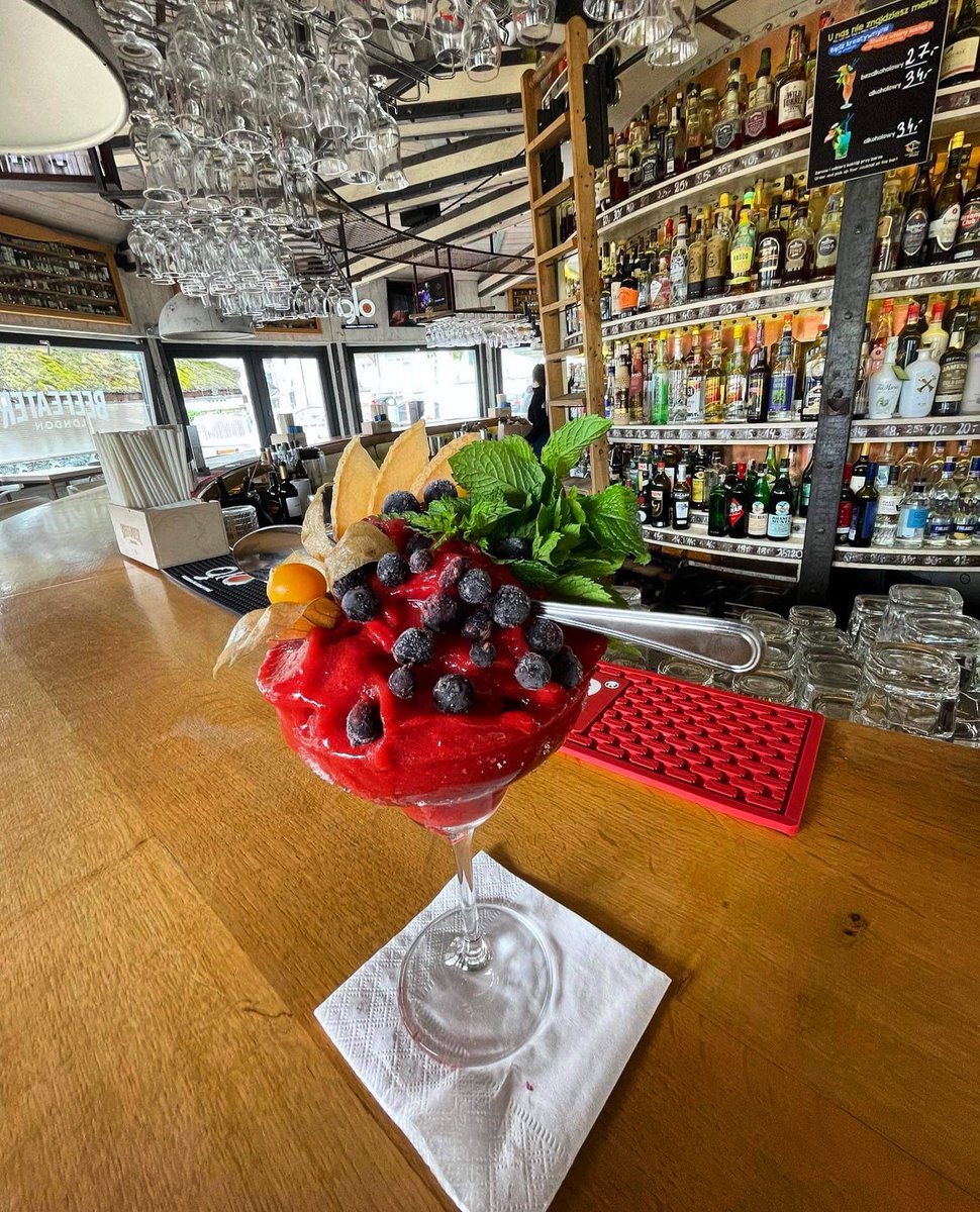 Margarita - mieszanka smaku, orzeźwienia i szczypty szaleństwa w jednym kieliszku 🍸🍓 #MargaritaMoments #SipSipHooray #MargaritaLove #tequilatuesday #TequilaTime
#ChillWithMargarita #MargaritaMood #SippinOnSunshine #FiestaInACup
#CheersToMargaritas 
#MargaritaMania