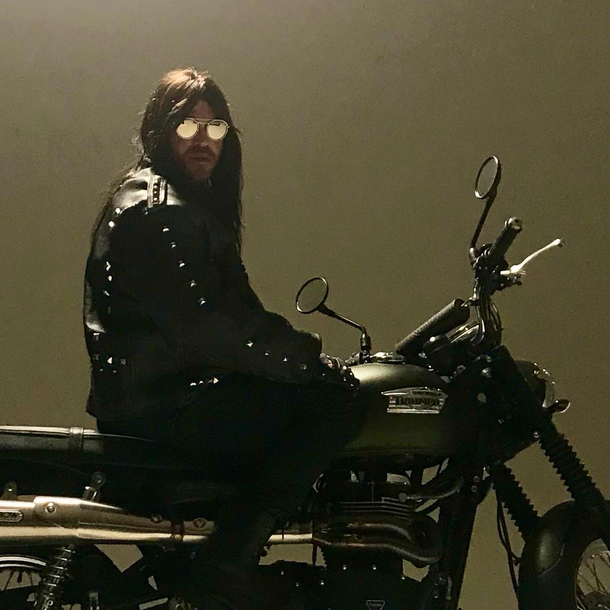 hassinator's tweet photo. i wanted to go full 'cruising' with the leather look but will wanted a more athena poster vibe. it was another strong look. https://t.co/wFBBwZvCDC #VROOOOOM https://t.co/aRJyqPyMUc