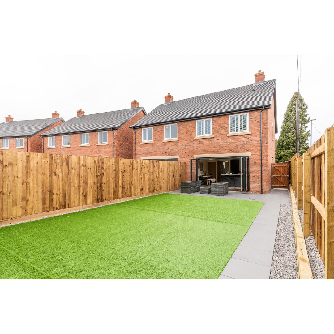 sda_arch's tweet photo. 🏘️ Nine newbuild homes in Uttoxeter 🏘️

Housing development comprising six 3-bed semis &amp; three detached 5-bed family homes nearing completion and on the market with Abode Midlands 

🏗️ Works by J&amp;K Developments https://t.co/tG97k5A2yb