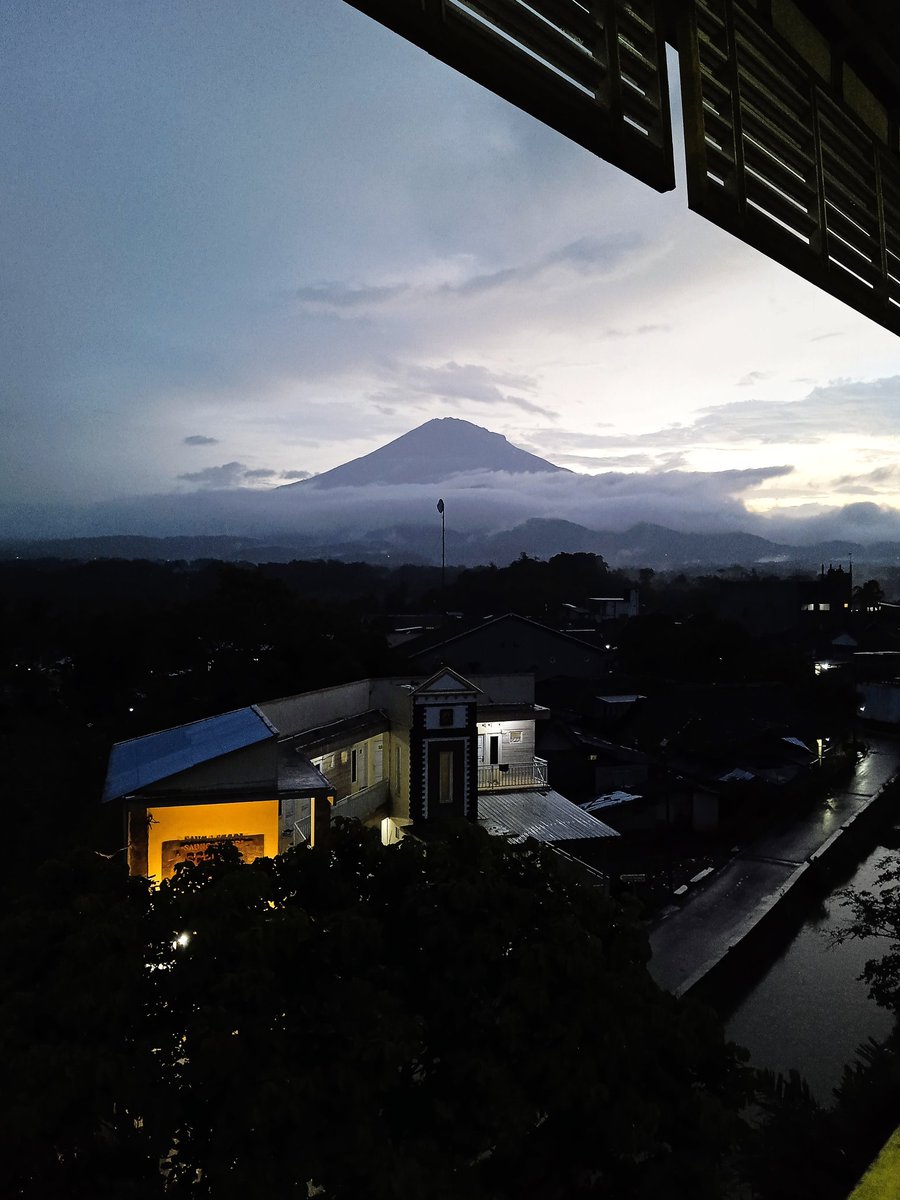 YO0NGITD's tweet photo. ternyata view dari gedung parkir kampus cakep jga https://t.co/eXs85hdTMY