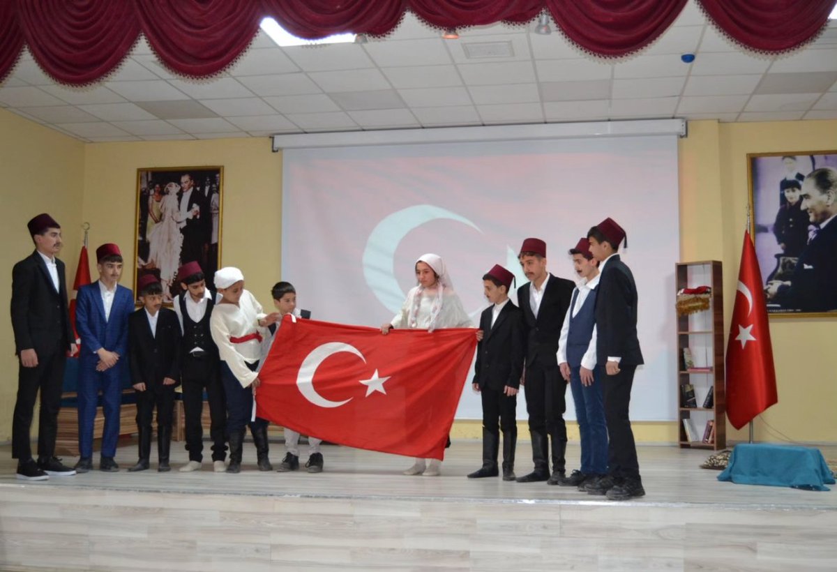 karacobanmem's tweet photo. 12 Mart İstiklal Marşı'nın Kabulünün 103.Yılı ve Mehmet Akif ERSOY'u Anma Günü programı d��zenlendi. Programa Kaymakamımız Sn Hacı Kerim MERAL, Milli Eğitim Müdürümüz Sn Muhlis KARAKURT ve kurum amirleri katılım gösterdi. @Erzurum_Mem @yakupyildiz024 @bilallyuksel @HalitALAGZ2 https://t.co/uUHcO2wijt