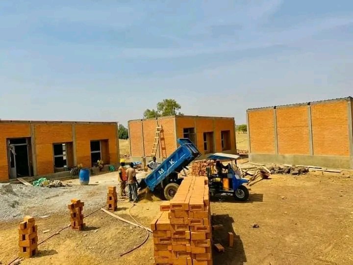 La_tele_en_vrai's tweet photo. 🔴#Hugo_Boss🇧🇫
Un concert 🎤 une école 🏫.
Likez et retweetez si vous kiffez le concept à fond comme moi ✌🏾. https://t.co/FB9n9zoff1