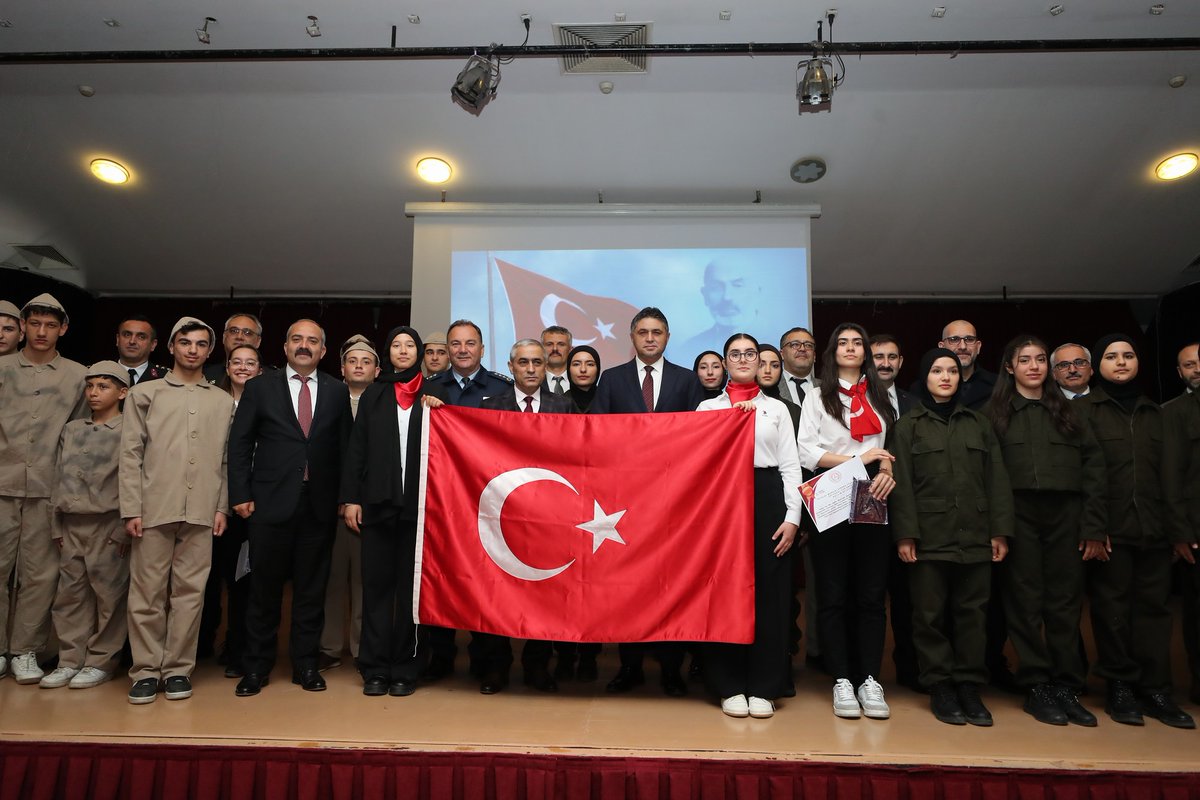 İstiklal Marşımızın yazarı Milli Şairimiz Mehmet Akif Ersoy, İstiklal Marşı'nın kabulünün 103'üncü yılında Aliağa’da düzenlenen programla anıldı. Haberin detayları 👉 bit.ly/3TAPyRO #Aliağa #AliağaBelediyesi #SerkanAcar #İzmir