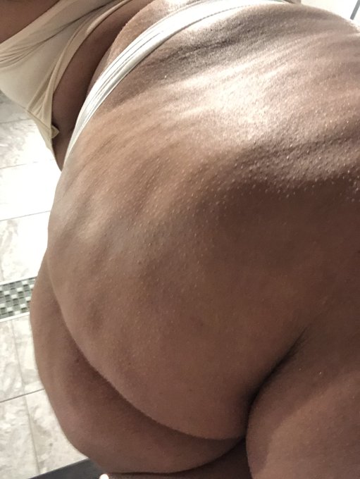 Post gym booty 🍑 https://t.co/X70Esj6eMY