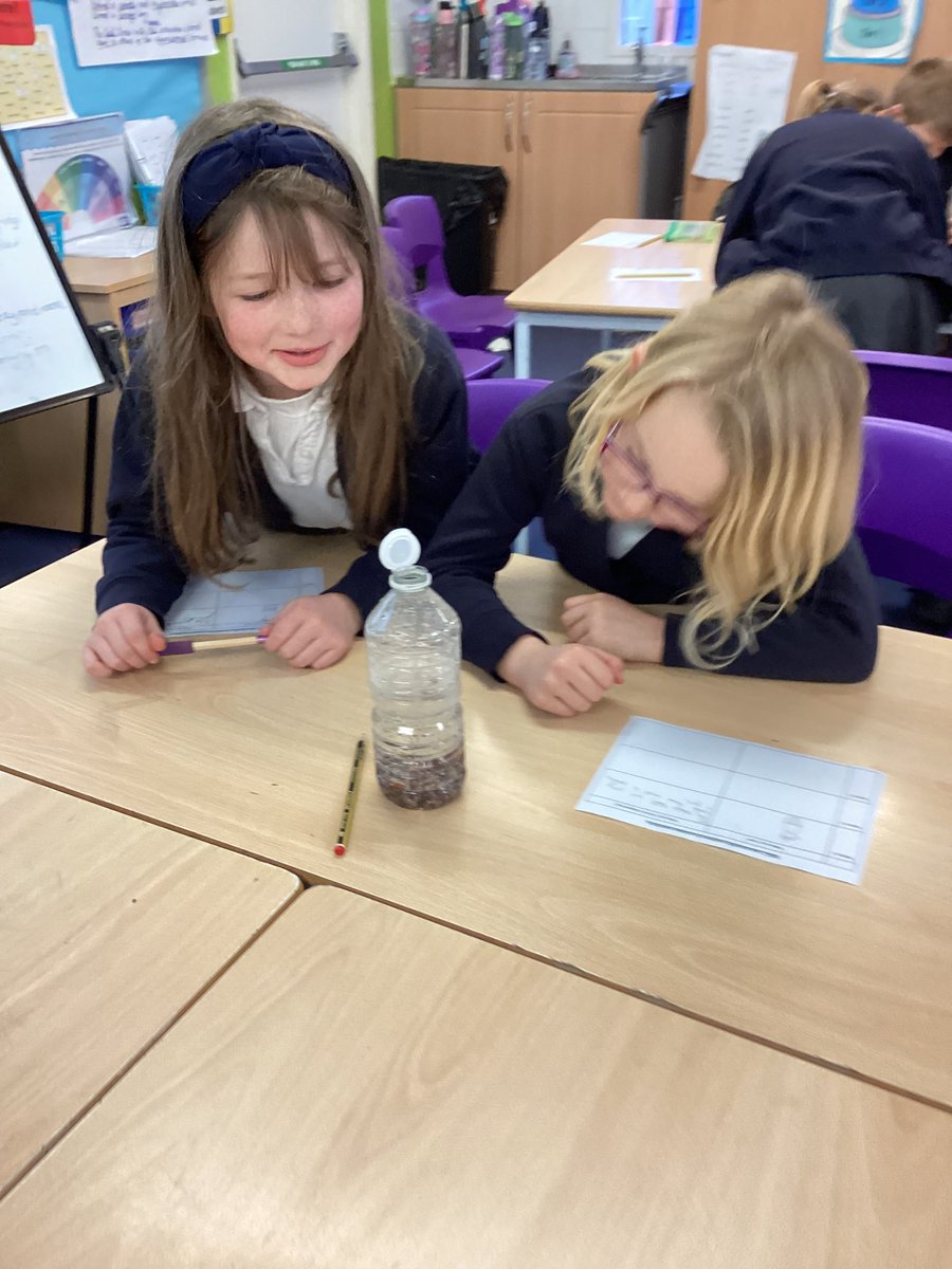 Future scientists in year 3 at Hiltingbury. Delving into the exciting world of solids, liquids, and gases! They've been busy experimenting with dancing raisins, creating mesmerizing lava lamps. These young scientists are truly on their way to becoming experts in the field!