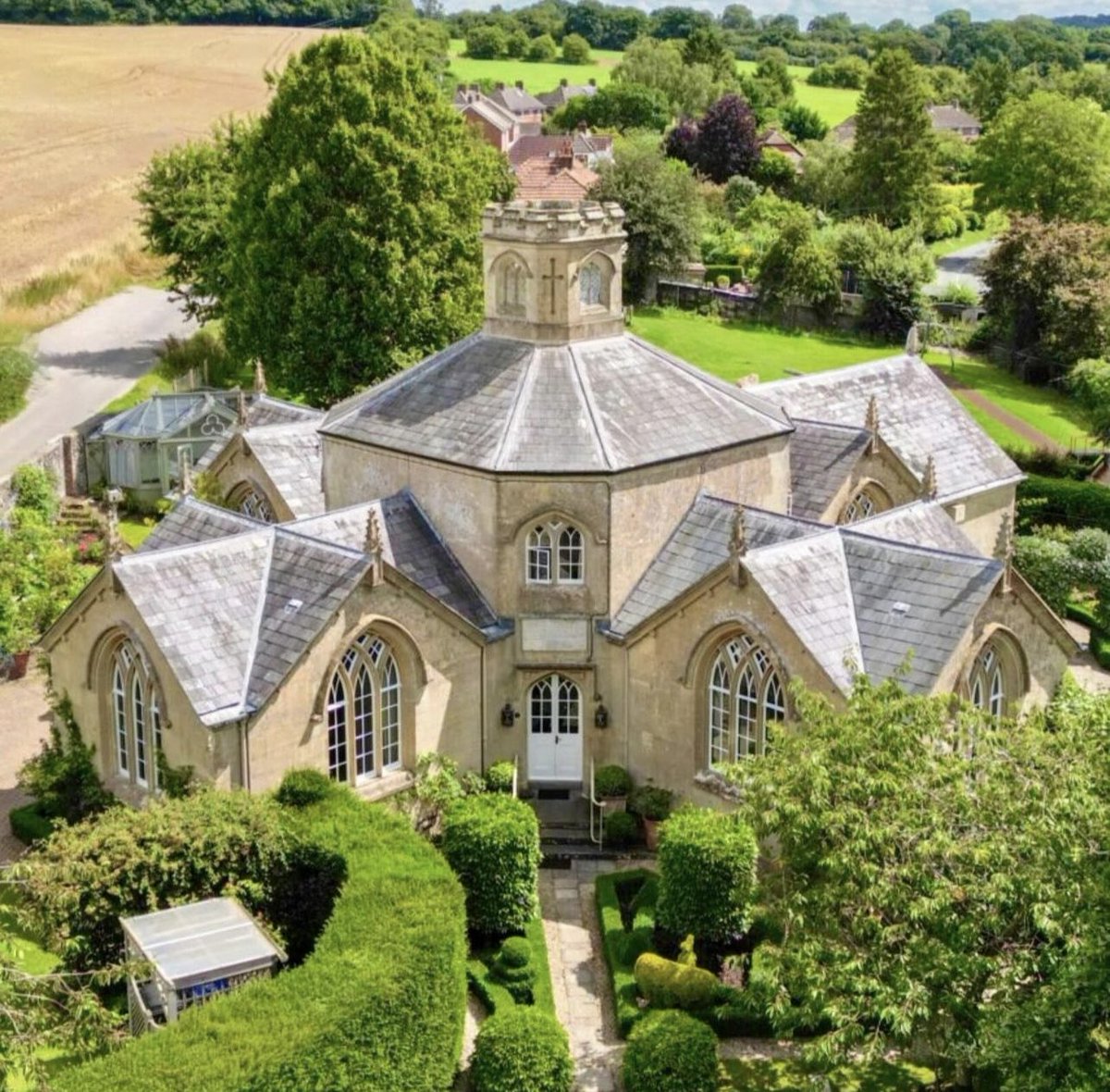 Wow! This unusual and utterly charming lodge is in Mildenhall and is currently on the market with @thecountryhousedepartment. 
It was built in 1824 as a Protestant Free School and has a central octagon with four wings forming a Latin cross. 

It is a true architectural gem