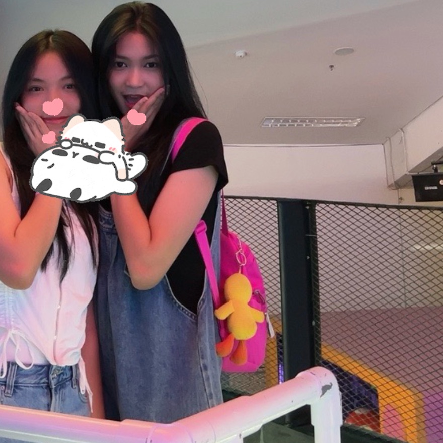 Aralie_JKT48's tweet photo. lalu habis dari sana aku ketemu dengan bbrp temen ku, kita main sepatu yg ada benda bulatny jd bisa gerak itu 🤩 fyi ya aku sama sekali tida jatuh 😎😎 sehati hati itu emg 💪🏻 tp seru dehh aku selalu ga berani diajak main itu, tp sama mereka berani sj 🤔 lalu pisah deh dngn mereka https://t.co/We3EvZfKgX