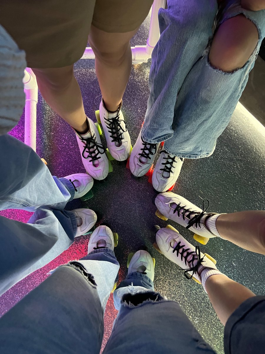 Aralie_JKT48's tweet photo. lalu habis dari sana aku ketemu dengan bbrp temen ku, kita main sepatu yg ada benda bulatny jd bisa gerak itu 🤩 fyi ya aku sama sekali tida jatuh 😎😎 sehati hati itu emg 💪🏻 tp seru dehh aku selalu ga berani diajak main itu, tp sama mereka berani sj 🤔 lalu pisah deh dngn mereka https://t.co/We3EvZfKgX