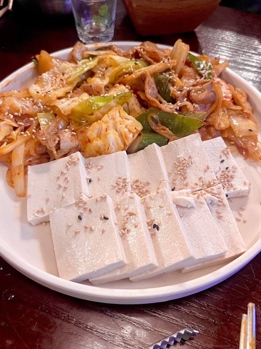 강남역 단골손님.
한식위주의 술메뉴가 많은곳
육회꼬막비빔밥은 실패하지 않는구나..