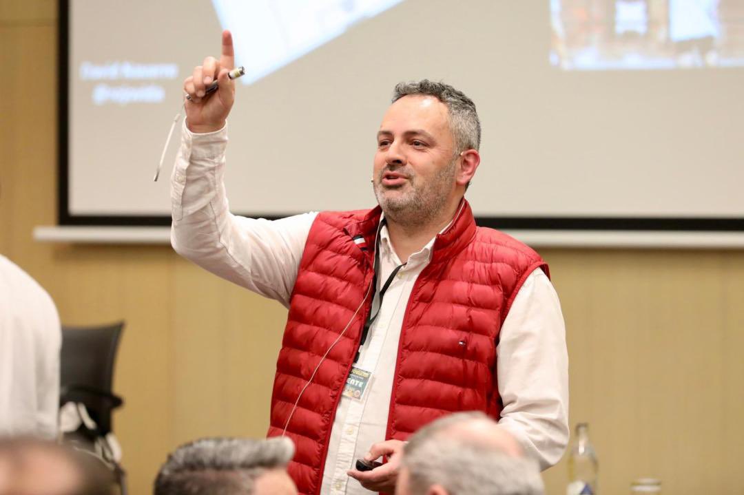 Hola, <a href="/rojovida/">David Navarro</a>. Cuéntame cositas. 🤭💠