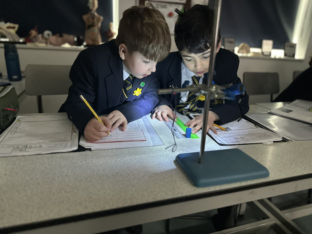 Y3 have been investigating how the distance from a light source affects the size of a shadow. #Physics @Habsmonmouth @MonPrepSchool