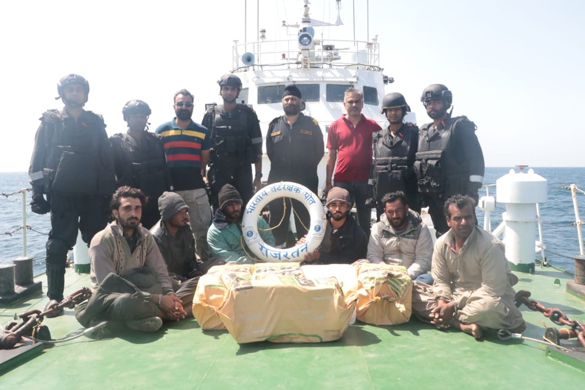 @IndiaCoastGuard with #ATS Gujarat & #NCB apprehended Pak boat in Arabian Sea in an overnight anti-narco operation. Boat with 06 crew & approx 80Kg contraband worth ₹ 480 Cr being brought to nearest Port for further joint rummaging & investigations. @giridhararamane