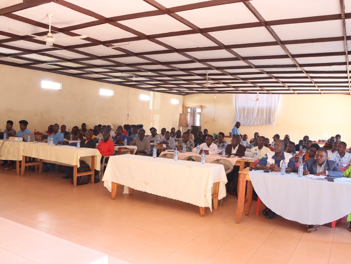 #Burundi #SécuritéSociale #ProtectionSociale Imbere y'abitavye ibikorwa,<a href="/anastase_jean/">Hicuburundi Jean Anastase</a> yongeye ko ati:"Nkuko biri mu butumire, ibi bikorwa vyatumiwemwo abarongoye abandi mu mice itandukanye y’ubuzi bw’igihugu.Twipfuza ko nabo baca bagenda mu bisata barongoye, bakavyigisha abandi"