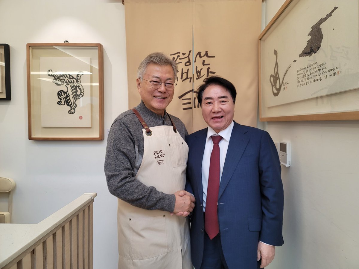 사람이 먼저다!
오늘도 대통령님은 평산책방을 찾는 사람들을 위해서 끊임없이 헌신하고 계셨다.
퇴임후에도 이렇게 쉼없이 국민과 소통하고 봉사하는 대통령이 세계에 또 있을까.
작년 9월 양산 왔을때처럼 여전히 자애롭고 건강한 모습을
뵈니 안심된다
한반도와 세계의 평화를 위해 큰 일 하시길!